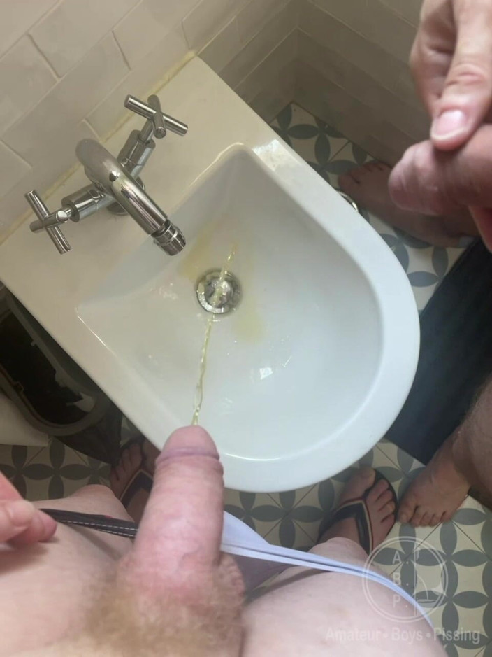 AmateurBoysPissing: Derleme (2 sahne): amatör oğlanlar birlikte işiyor