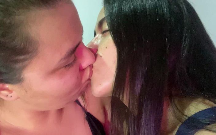 Zoe & Melissa: Săruturi profunde cu limba lesbiană