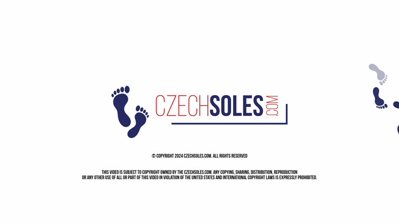 Czech Soles - foot fetish content: Von den verschwitzten socken von zwei hübschen mädchen ignoriert