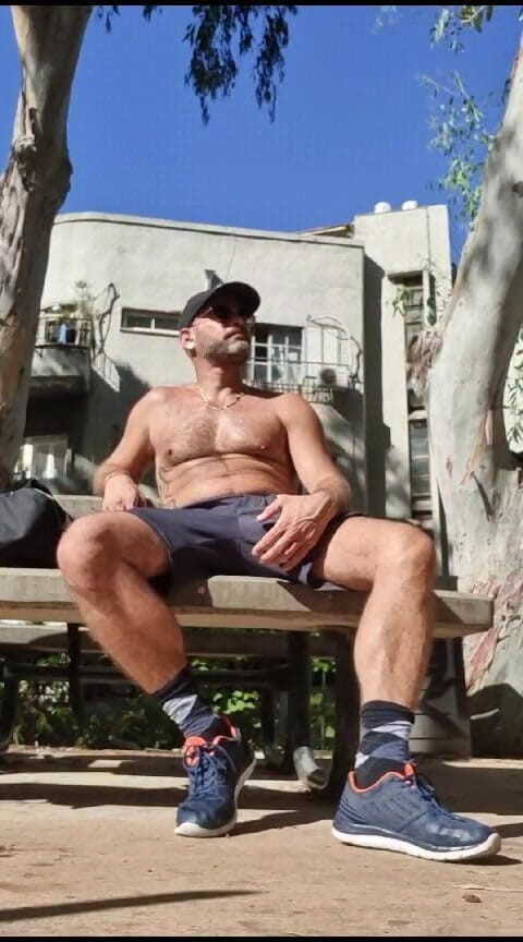 Zack f: Cara golpeou seu pau no parque público dia ensolarado