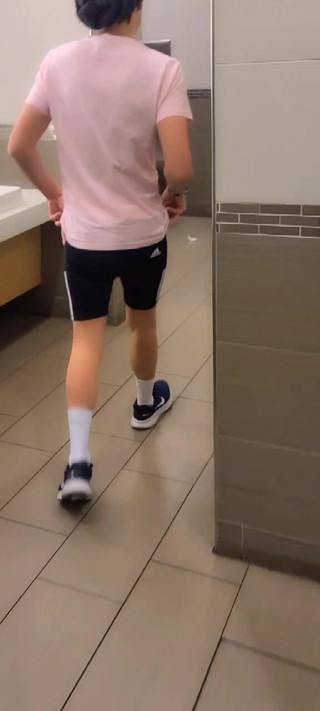 Kinkytwinkpamps: Femboy poartă pantaloni scurți yoga peste clismă la mall