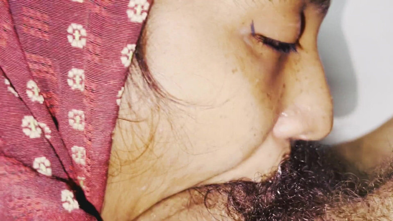 Immfuck: Müslüman tesettürlü Hintli gırtlağına kadar alma kraliçesi geri döndü, tamamen ıslak öğürme...