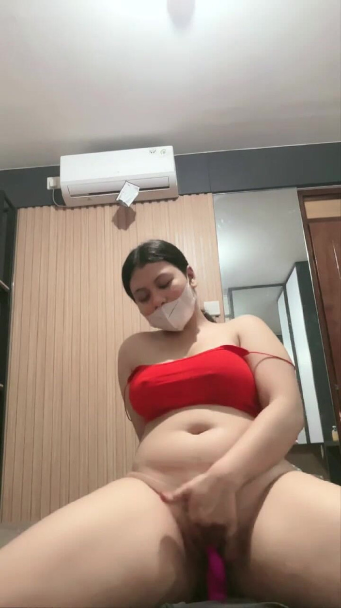 Jonathan Camberg: Asian Girl Fingering Her Vagina Until Orgasme