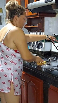 배다른 아들을 유혹하는 방법을 아는 Marie