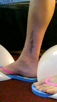 Weiße flip-flops knallen weiße ballons
