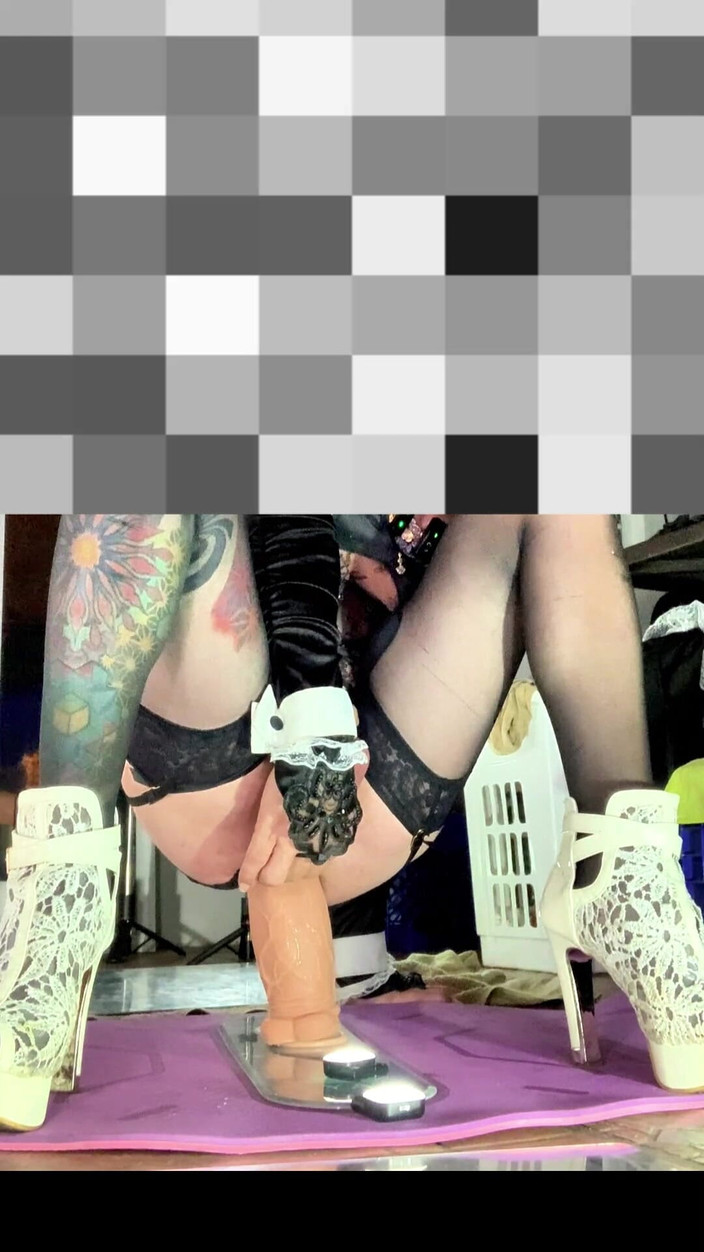 Benito414: かわいいTガールのシシー、セクシーな黒いストッキングで大きなディルドに乗る