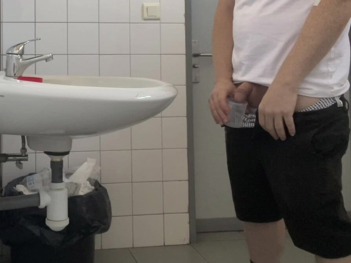 AmateurBoysPissing: Tipo Tomando Una Muestra De Orina En Los Baños Del...