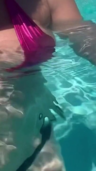 アルテミシアはプールでかわいいビキニを着てセクシーな気分を愛しています