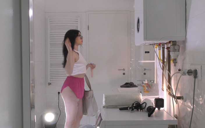 No panties TV: Ateşli seksi amatör güzel üniversiteli kız banyoda beyaz pamuklu külotunu çıkararak amını...