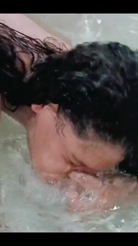 Ana é louca debaixo d'água, grandes sons são ouvidos