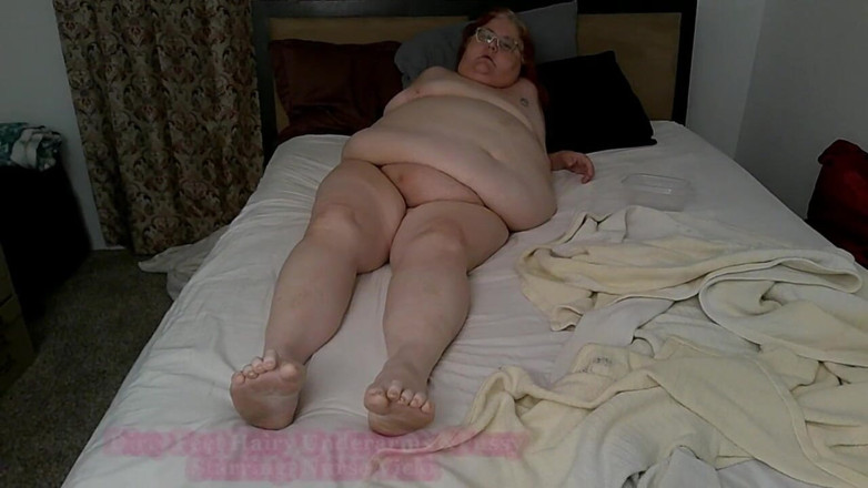 BBW nurse Vicki adventures with friends: Nurse Vicki Shows off Her Dirty Feet to You as...