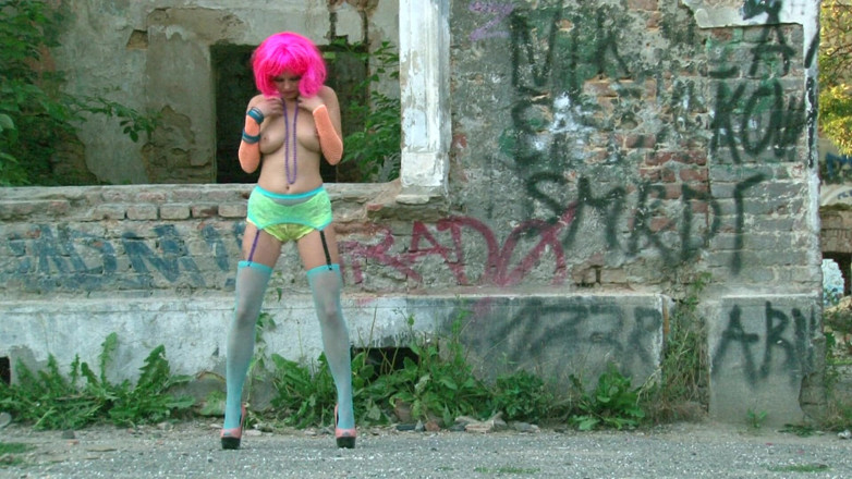 Public Entertainment: Nena sexy con cabello teñido adora burlas con su cuerpo...