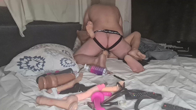 Anal Fetish Couple: 业余夫妇寻找第二个操她的阴户