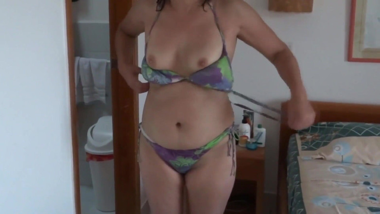 Ardientes69: 海滩上美丽的继母非常兴奋地炫耀并开始抚摸自己