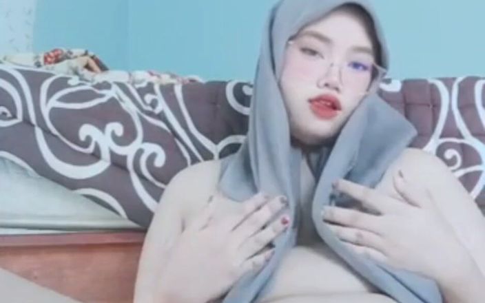 Jilbab69: Мастурбація збудженої дівчини-jilbab викликає рідину, щоб вийти з її піхви, поки вона не буде мокрою