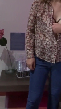 Kocamın arkadaşlarıyla seks yapmak için evde ve motelde soyunıyorum