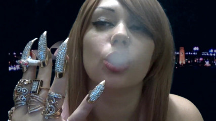 Goddess Misha Goldy: Diosa fumando con todas las manos y uñas doradas!