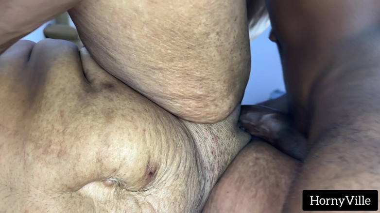 HornyVille: BBWはアフリカンBBCにセックスされるのが大好き