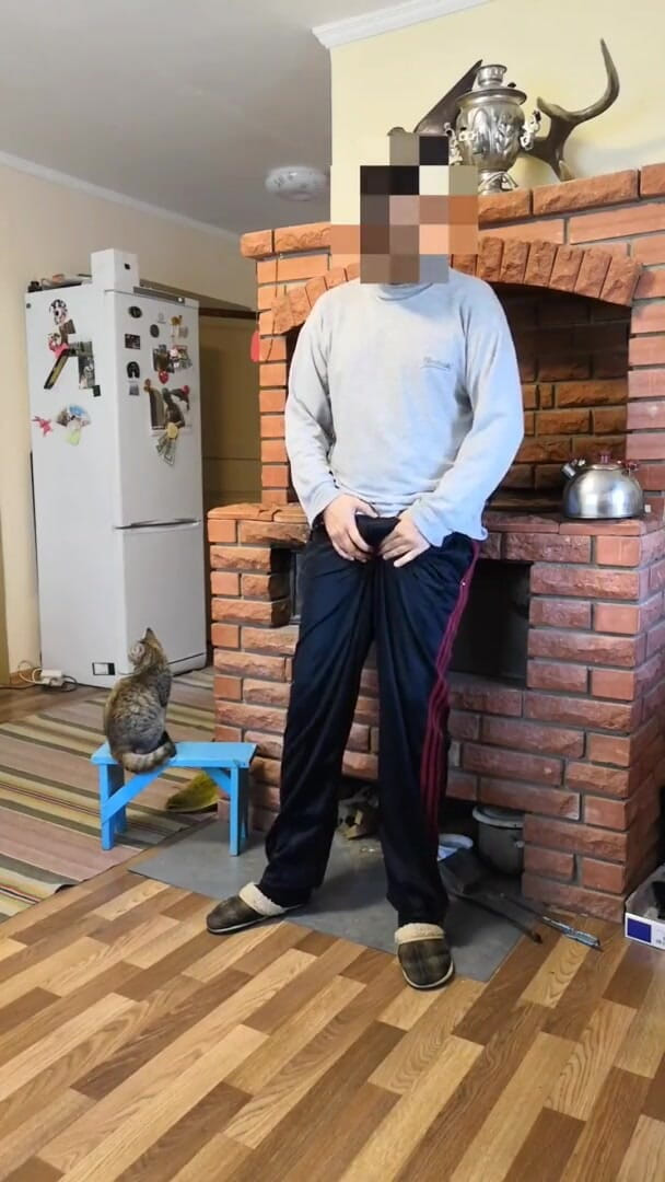 Wanker forever: ストーブの近くの薪でペニスをオナニーする