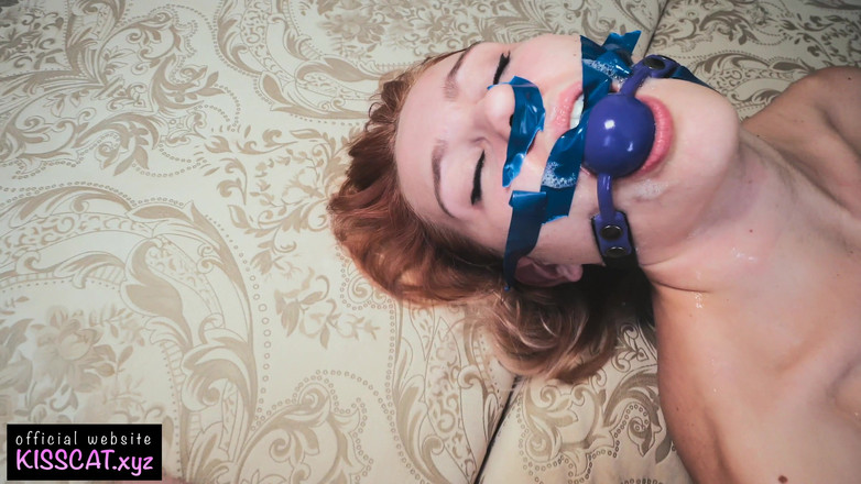 KissCat: Atada 18 nena gritando en una follada anal áspera con chorreo de...
