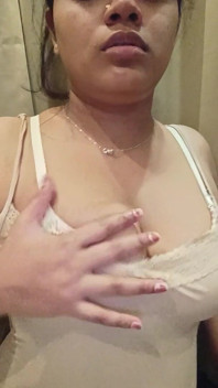 लड़की घर पर अकेली