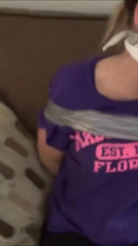 Christelijke stiefmoeder disciplineert Sassy stiefdochter met tapebondage, slipje kokhalzen en billenkoek!