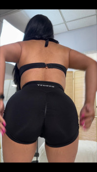 你喜欢穿着小短裤的熟女吗？