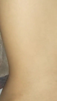 Băiat sexy fără păr care îi masturbează pula