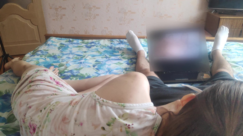 Sasha Green: Masturba e chupa pau para o meio-irmão enquanto assiste pornô