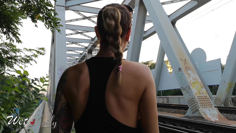 Wet Kelly: Demiryolu yakınında riskli halka açık seks