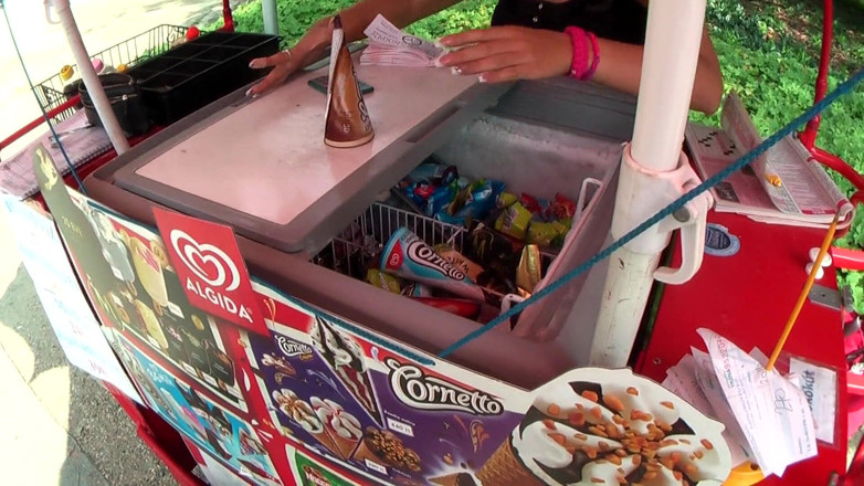 MMV German Teens: La mora perversa mangia il gelato e poi va a...