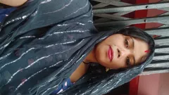 आराम करते हुए गांव की भाभी की चुदाई