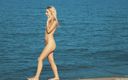 Denudeart: Bella ragazza bionda scontenta in spiaggia