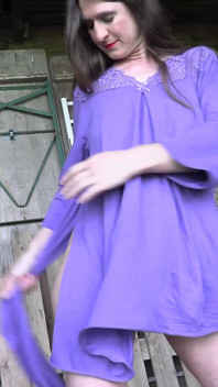 被绑住的肌肉发达的熟女撕掉衣服