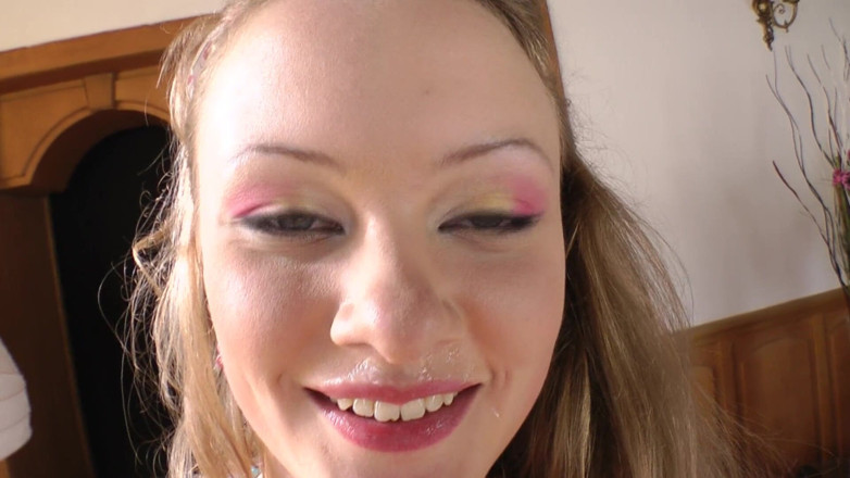 European fresh porn: Sladká teenagerka šuká do zadku