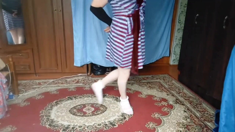 Kitty_Cross: Bedövning Sissy twirling Ribbon i soligt öppet fält