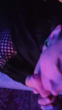 Cewek iri x di balik celana dalam neon thigh highs