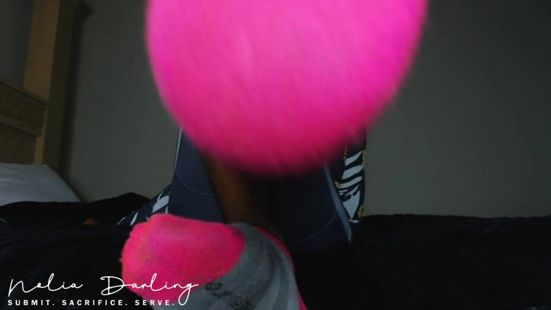 Kneel to Nolia: Adoration des chaussettes puants