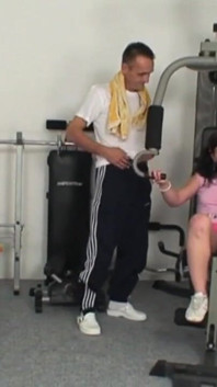 Eine junge schlampe wird von einem älteren mann im fitnessstudio gefickt