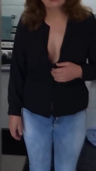 Mi mostro e inizio a toccarmi in modo che il mio figliastro possa masturbarsi e sborrare davanti a me
