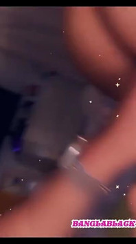 Manželka podvádí svého manžela s velkým černým pérem