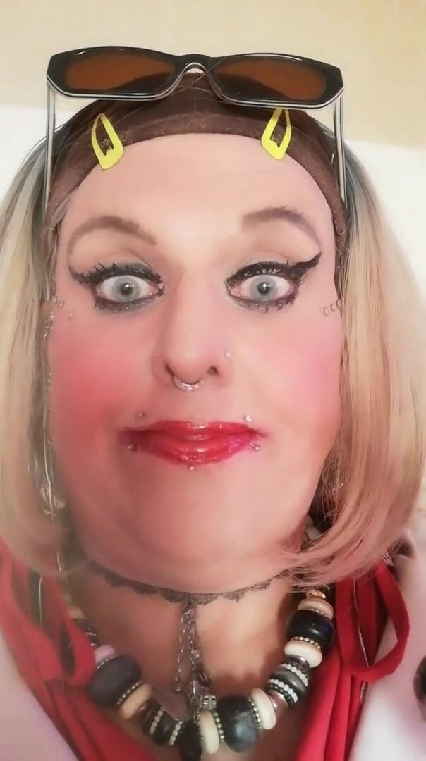 Stefanie Laveire: La trans bionda stefanie fuma 1