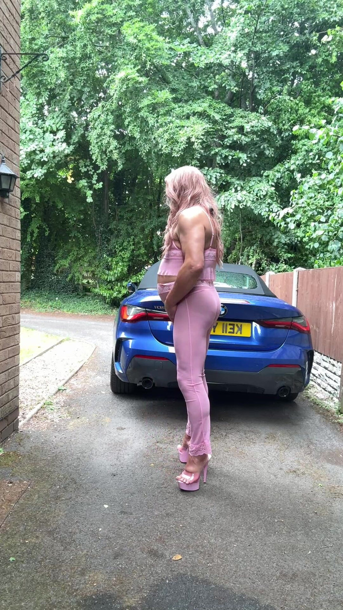 Kellycd2022: Pembe kıyafetli ve topuklu seksi travesti kellycd2022