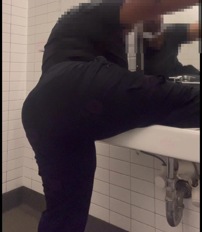 Anye Meshell: 이 화장실은 질서가 없지만 Im Horny 그래서 나는 자신을 잠갔어!