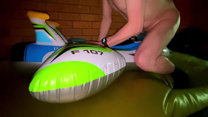 Aussie bi boy: Blauer intex luftschlag flugzeug fickt auf wasserbett