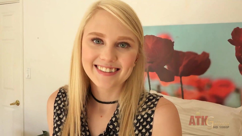 ATKIngdom Fans: Teen bionda mostra il suo corpo sexy al casting