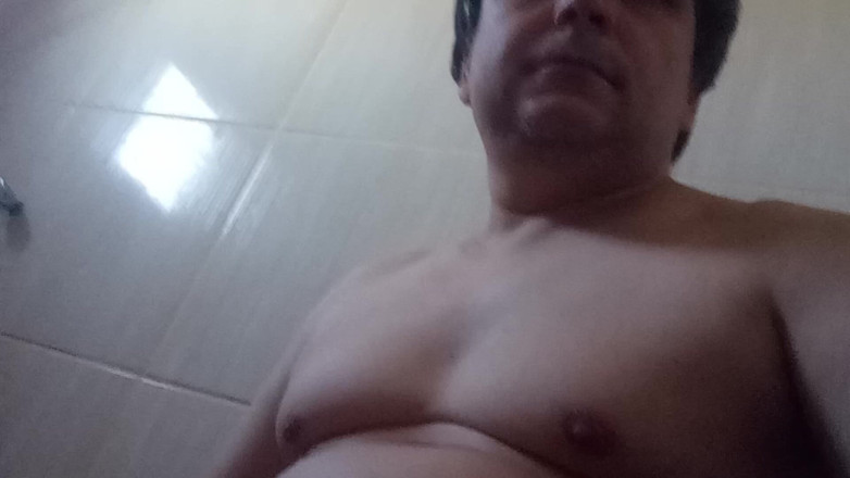 Claudio: Me masturbé en el baño