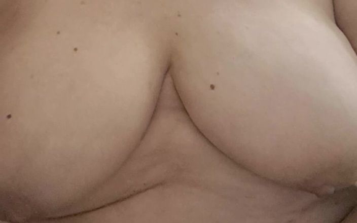 Mommy big hairy pussy: 털이 무성한 꼬리로 그를 유혹하는 밀프