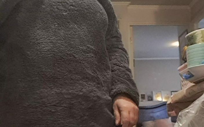 Mommy big hairy pussy: Mẹ kế không mặc quần lót trong nhà bếp nóng...