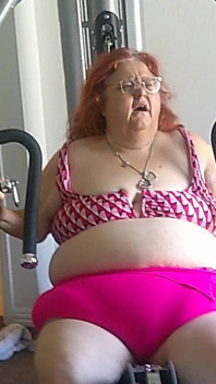 Große Schönheits-krankenschwester Vicki Trainiert Im Fitnessstudio Teil 1